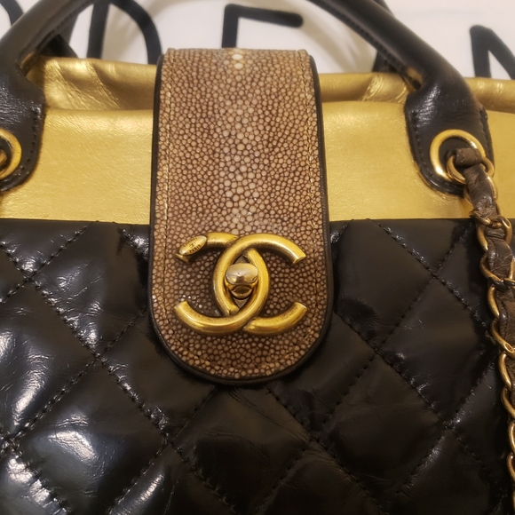 CHANEL Paris-Bombay Stingray Tote - Picture 5 of 17